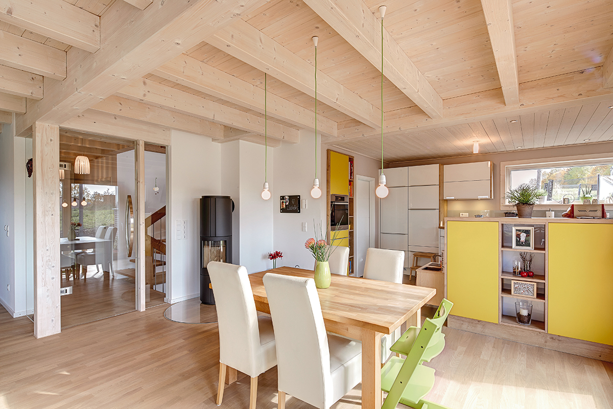 /files/dateien/H%C3%A4user/Kundenh%C3%A4user/N%C3%BCrnberg/holzhaus-nuernberg-offene-wohnkueche-esszimmer-kamin.jpg