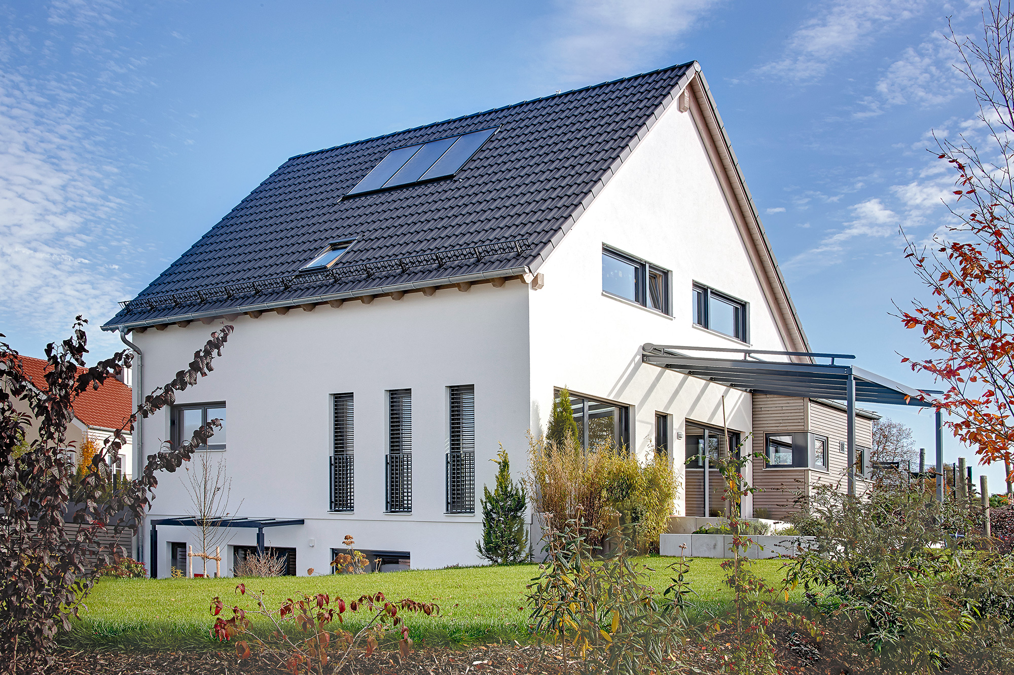 /files/dateien/H%C3%A4user/Kundenh%C3%A4user/N%C3%BCrnberg/puristisches-holzhaus-nuernberg-steiles-satteldach-holzverschallter-erker.jpg