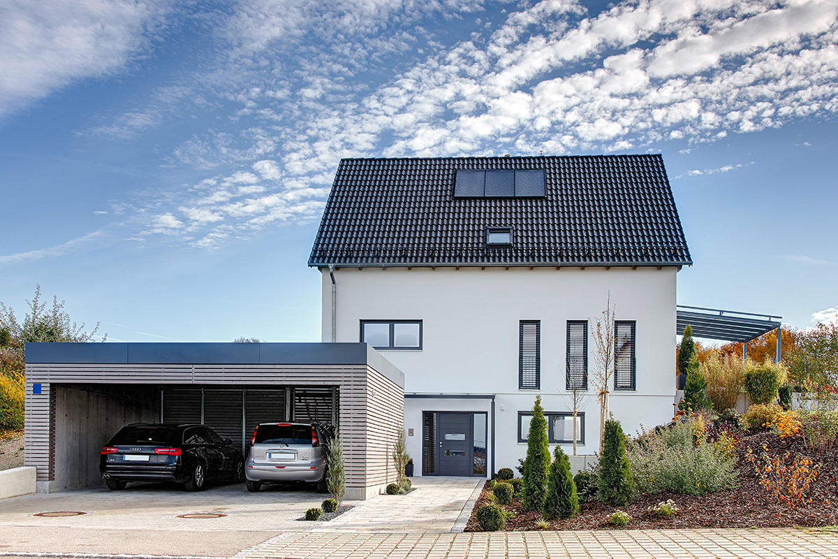 /files/dateien/H%C3%A4user/Kundenh%C3%A4user/N%C3%BCrnberg/quadratisches-holzhaus-nuernberg-steiles-satteldach-holzverschallte-garage.jpg