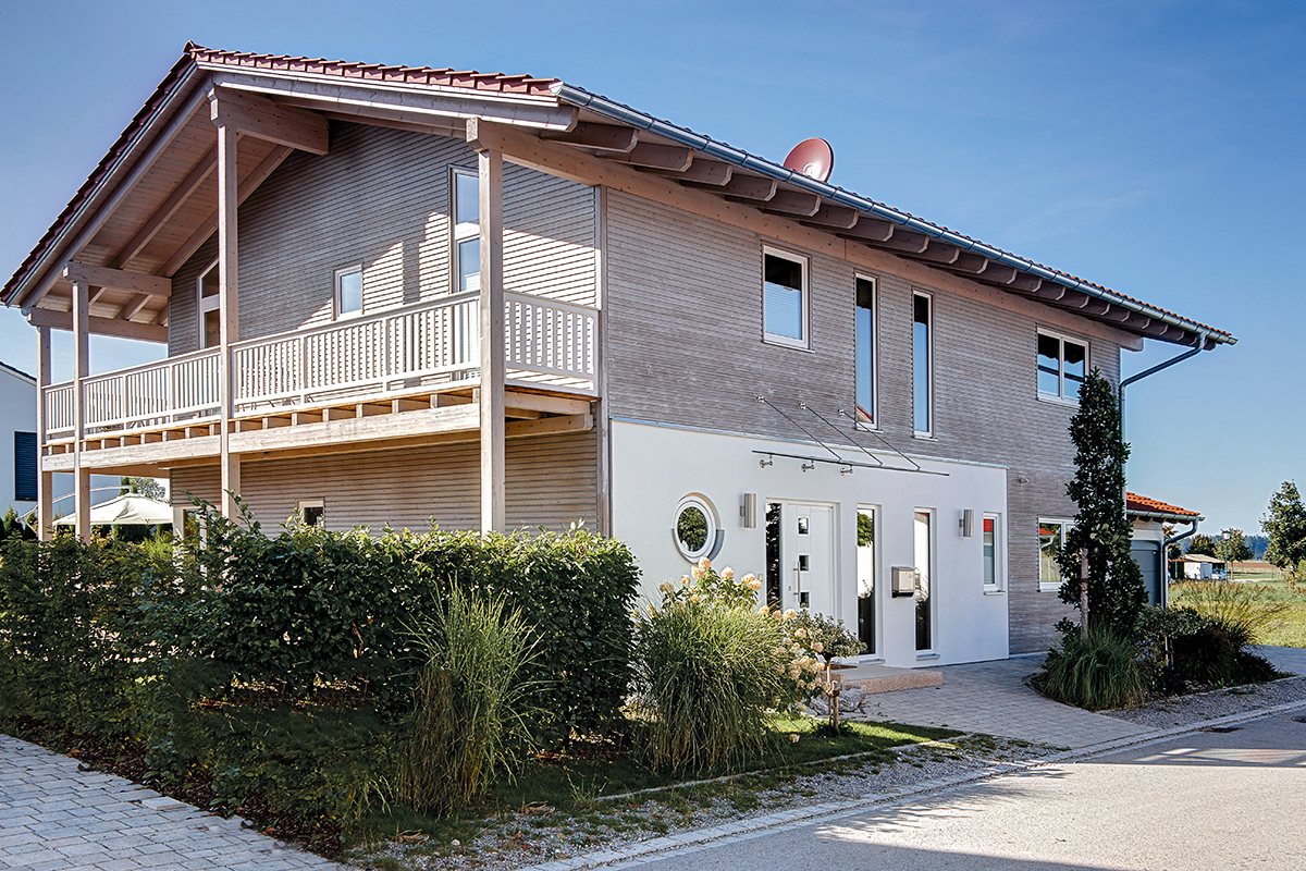 /files/dateien/H%C3%A4user/Kundenh%C3%A4user/Oberbayern/holzhaus-oberbayern-bayrischer-stil-holz-putz-fassade-umlaufender-balkon-eingangsseite.jpg