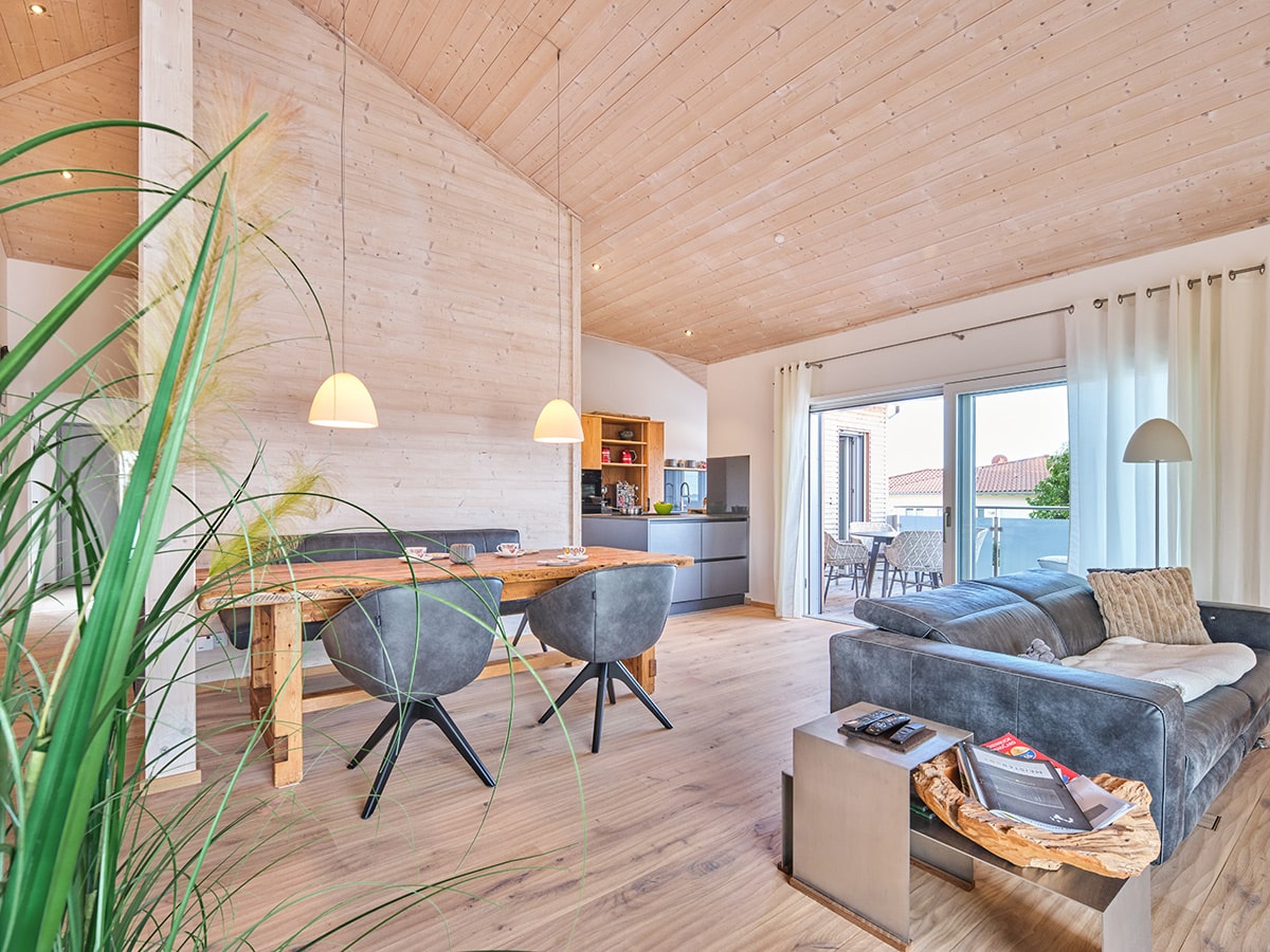 /files/dateien/H%C3%A4user/Kundenh%C3%A4user/Pfarrkirchen/Holzhaus-Pfarrkirchen_Bungalow_Hang_offener-Grundriss-offen-bis-first-sichtdachstuhl_17-min.jpg