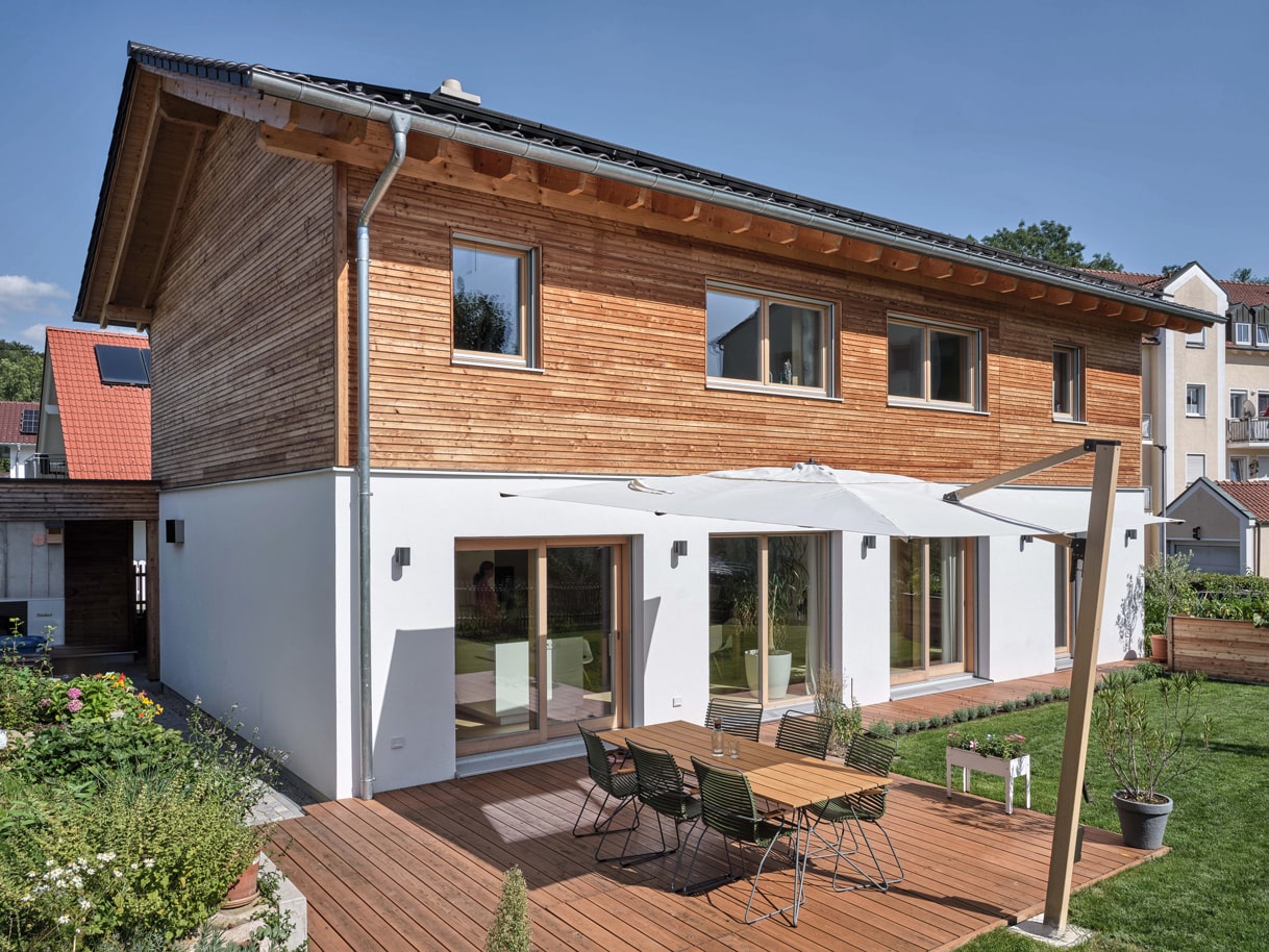 Zeitlos schönes Holzhaus mit Terrasse und Garten