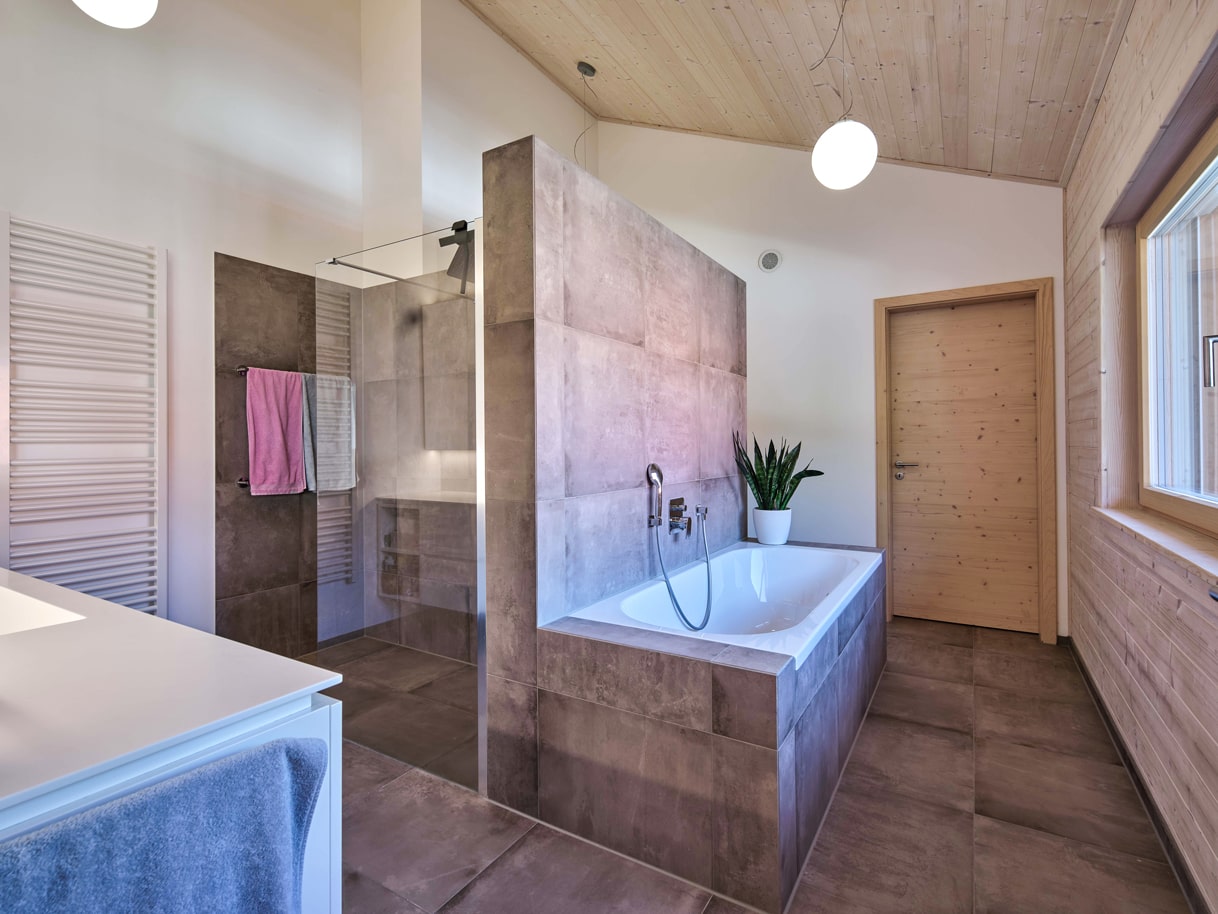 Modernes Bad in T-Form mit ebenerdiger Dusche und Badewanne