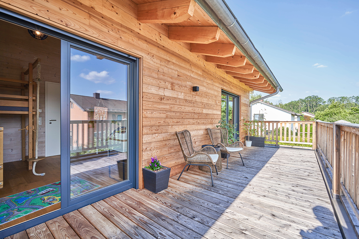 /files/dateien/H%C3%A4user/Kundenh%C3%A4user/Rinnsee/Galerie/reihenhaus-doppelhaus-rinnsee-holzfassade-holzbalkon.jpg