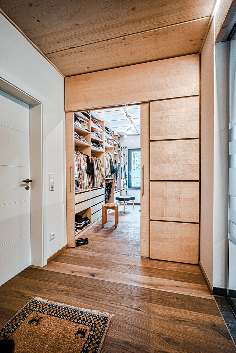 Ankleide mit maßgefertigtem Einbauschrank