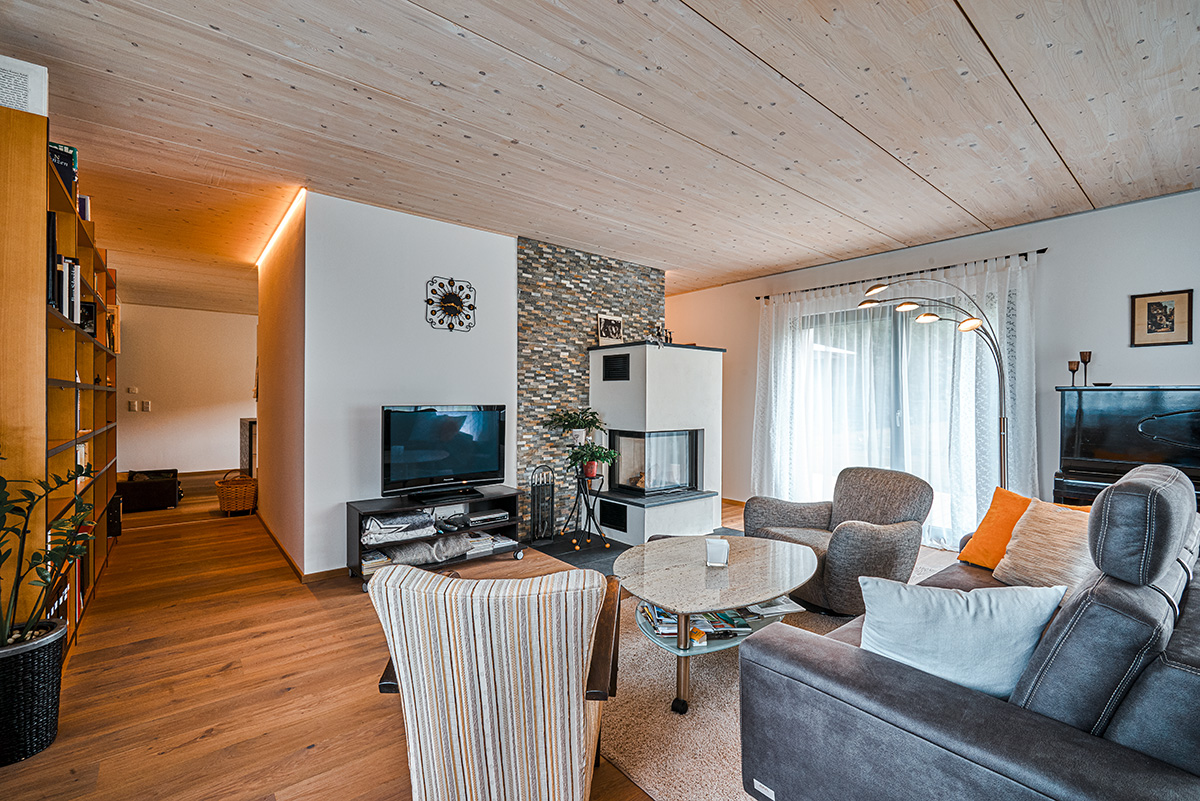 gemütliches Wohnzimmer mit Kamin