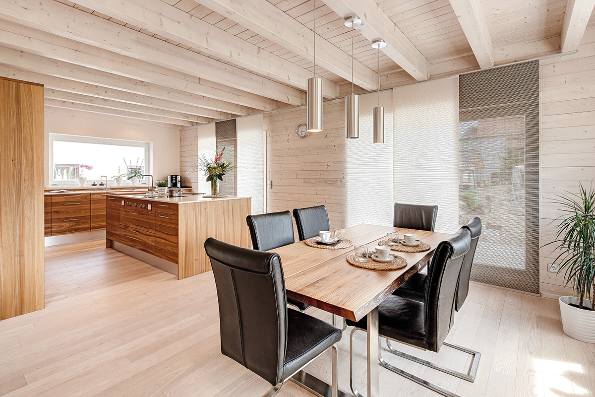 /files/dateien/H%C3%A4user/Kundenh%C3%A4user/Ruhpolding/Galerie/modernes-holzhaus-ruhpolding-in-oberbayern-kueche-esszimmer-wohnkueche-offener-koch-essbereich.jpg