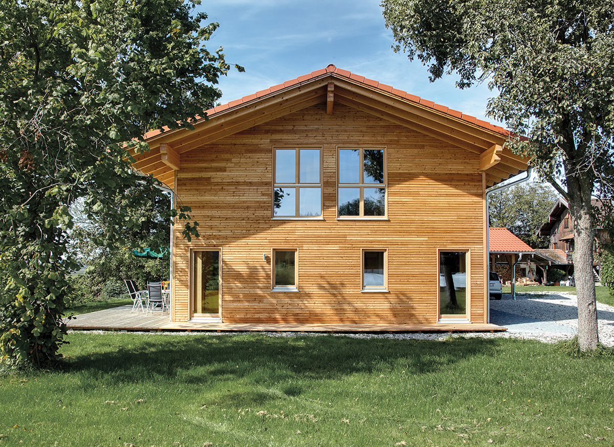 /files/dateien/H%C3%A4user/Kundenh%C3%A4user/Schiefer/doppelhaus-holzhaus-schiefer-laerchenfassade-oekohaus-natur-garten.jpg