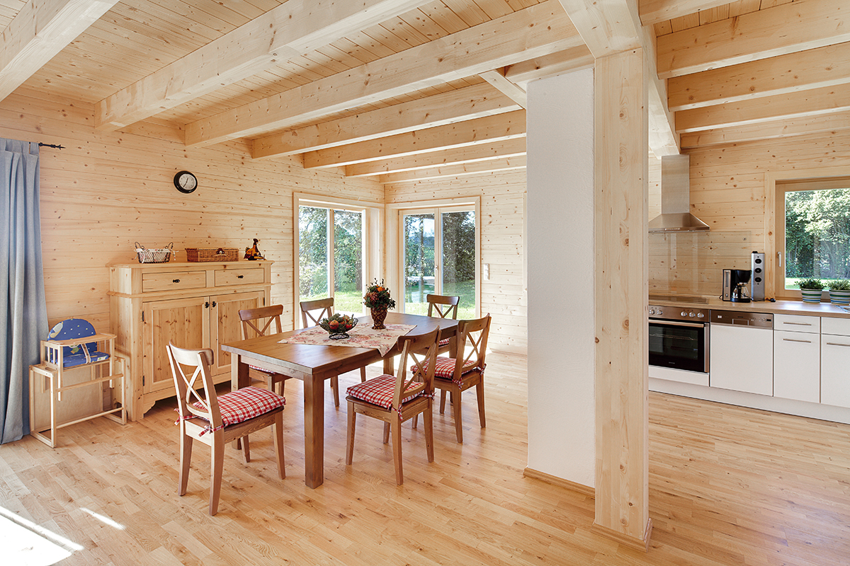 /files/dateien/H%C3%A4user/Kundenh%C3%A4user/Schiefer/doppelhaus-holzhaus-schiefer-wohnraum-holzbalkendecke-holzboden-landhaus-essbereich.jpg