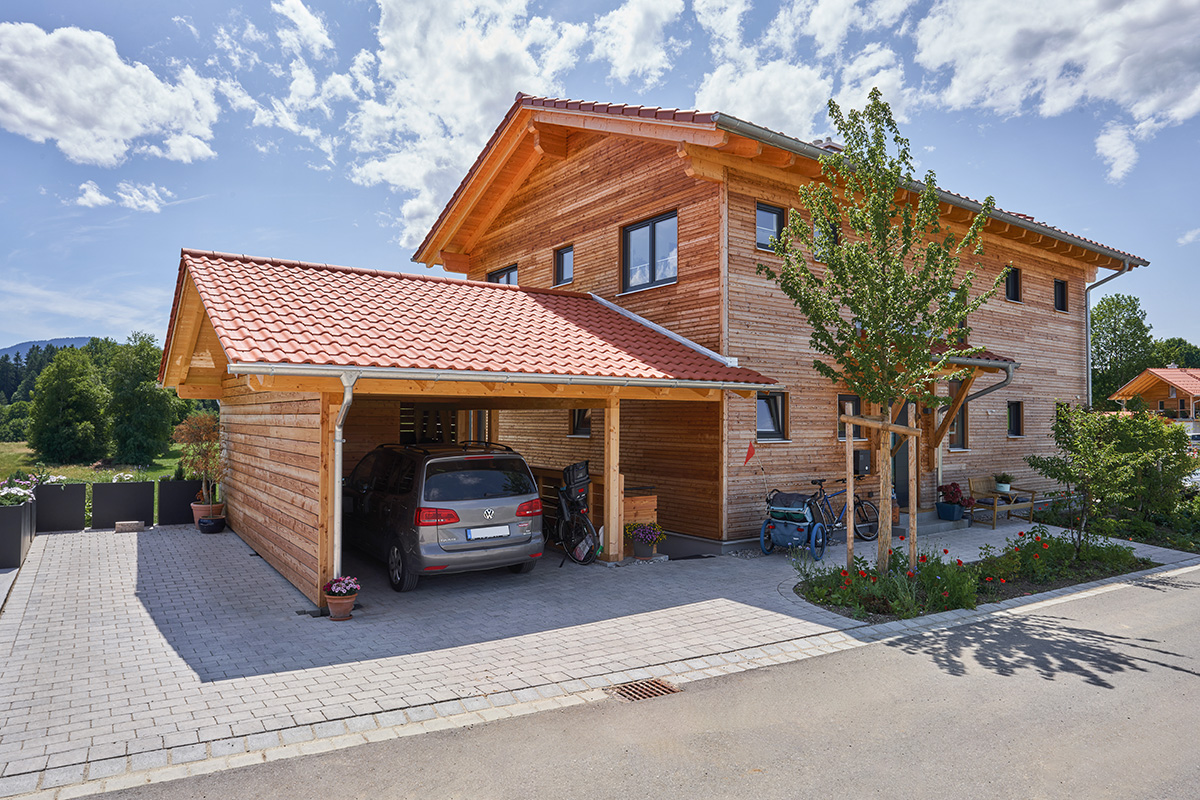 /files/dateien/H%C3%A4user/Kundenh%C3%A4user/Schliersee/Schliersee/oekohaus-landhaus-holzhaus-schliersee-eingangsbereich-carport.jpg