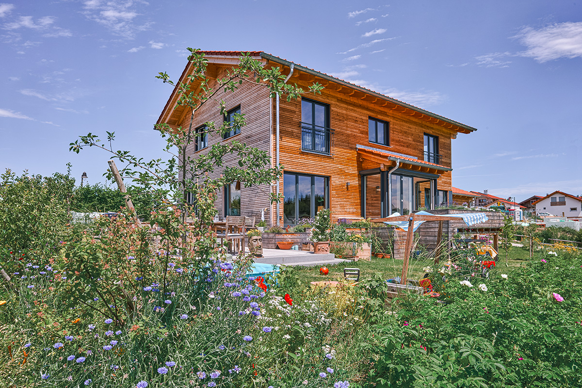 /files/dateien/H%C3%A4user/Kundenh%C3%A4user/Schliersee/Schliersee/oekohaus-landhaus-holzhaus-schliersee-garten-terrasse.jpg