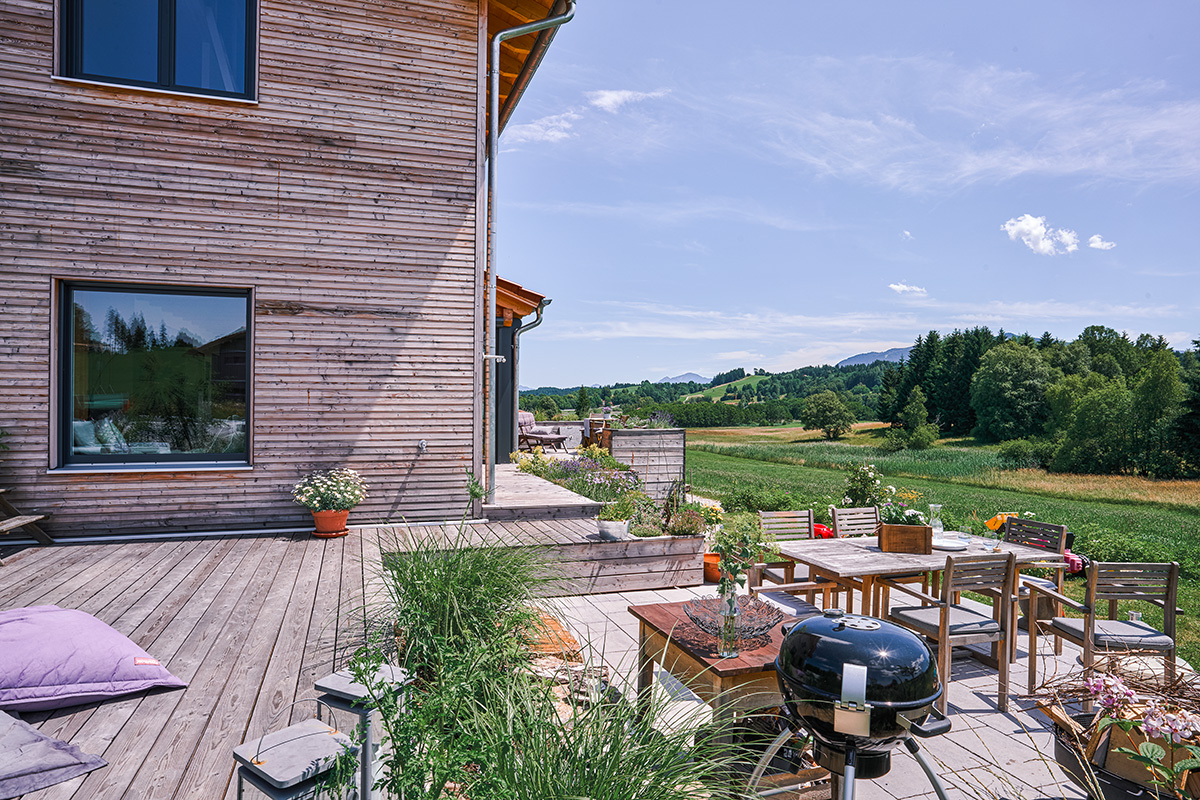 /files/dateien/H%C3%A4user/Kundenh%C3%A4user/Schliersee/Schliersee/oekohaus-landhaus-holzhaus-schliersee-holzterrasse-ausblick.jpg