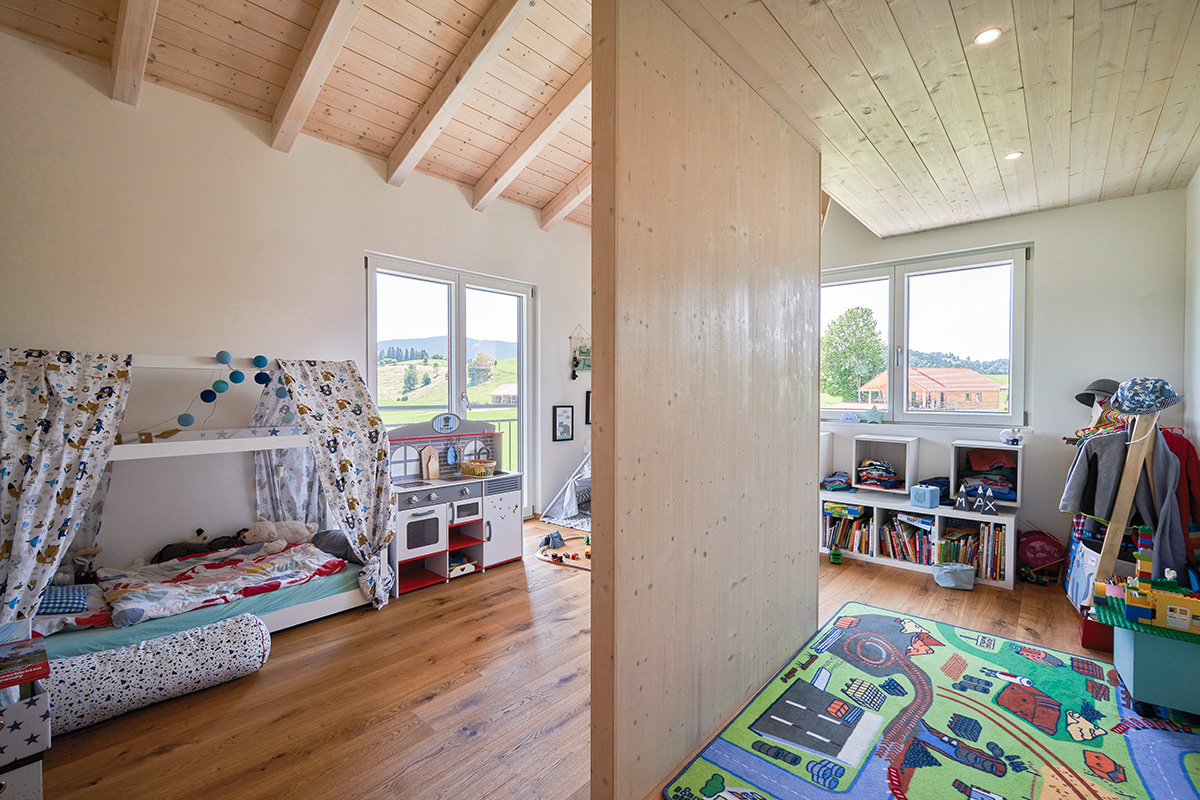 /files/dateien/H%C3%A4user/Kundenh%C3%A4user/Schliersee/Schliersee/oekohaus-landhaus-holzhaus-schliersee-kinderzimmer-raumteiler-raumtrenner-spielbereiche.jpg