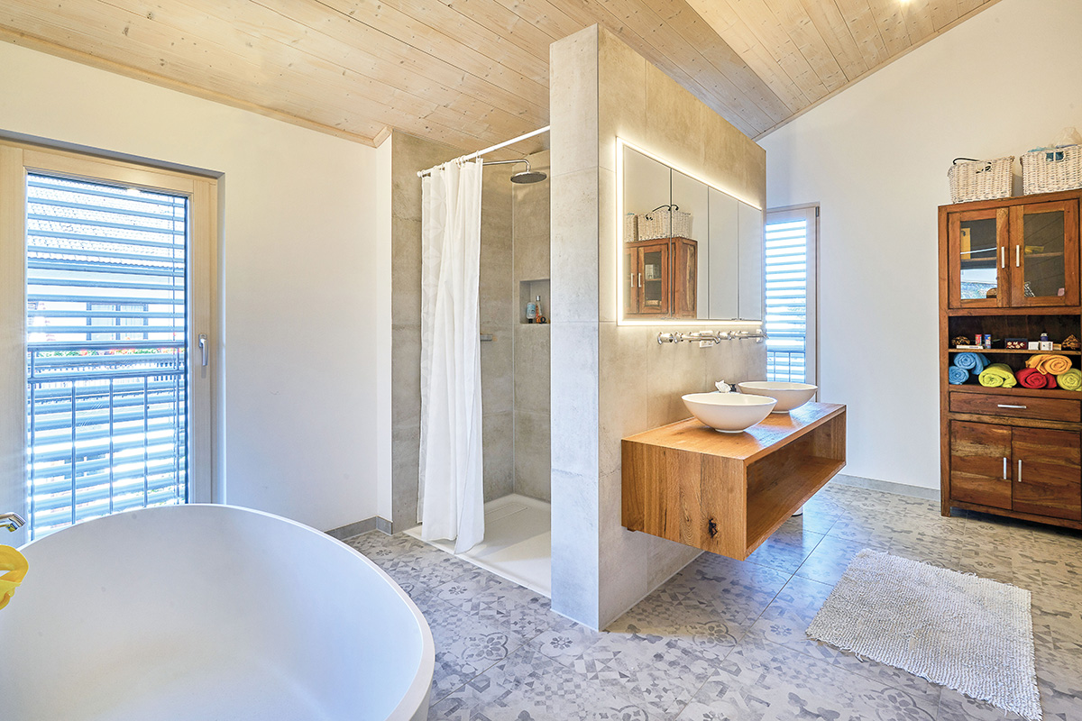 /files/dateien/H%C3%A4user/Kundenh%C3%A4user/Severin/Galerie/modernes-holzhaus-einfamilienhaus-severin-wohnzimmer-badezimmer-freistehende-badewanne.jpg