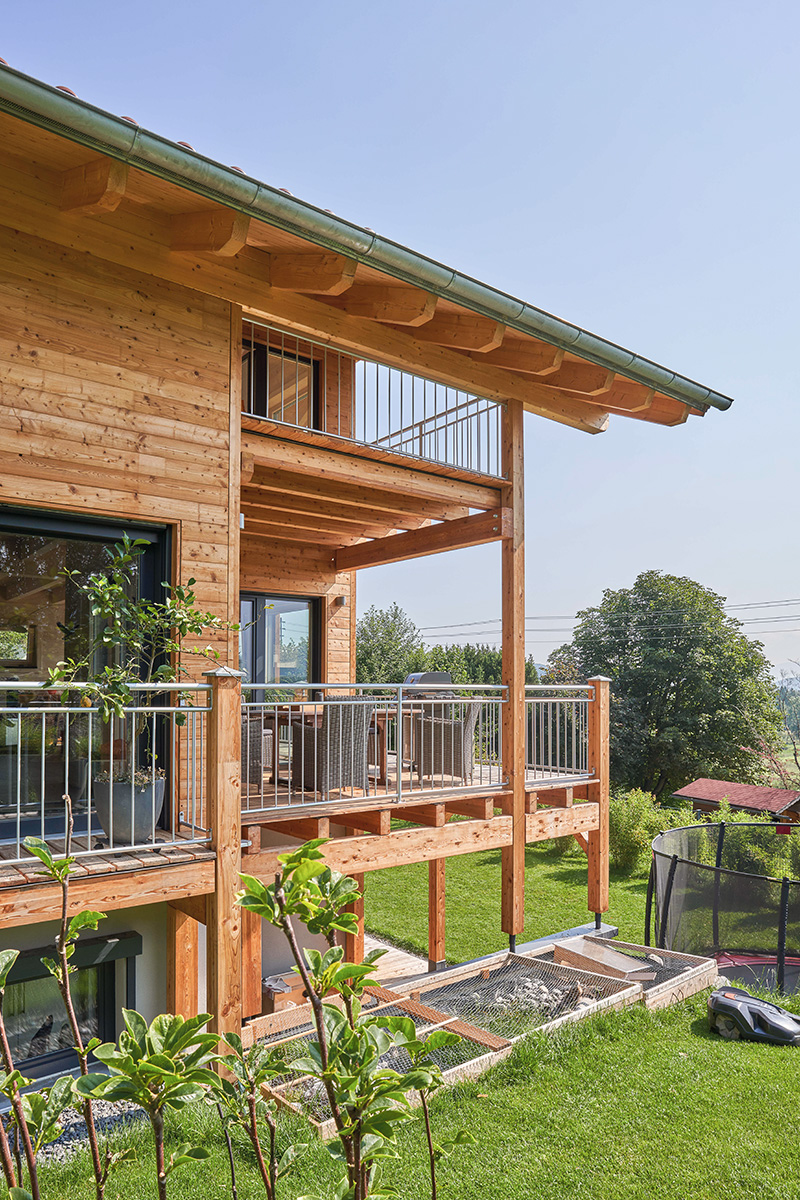 /files/dateien/H%C3%A4user/Kundenh%C3%A4user/Staffelsee/holzhaus-in-hanglage-staffelsee-drei-geschosse-garten-stelzen-balkon.jpg