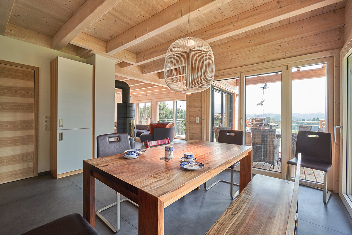 /files/dateien/H%C3%A4user/Kundenh%C3%A4user/Staffelsee/holzhaus-in-hanglage-staffelsee-essbereich-esszimmer.jpg