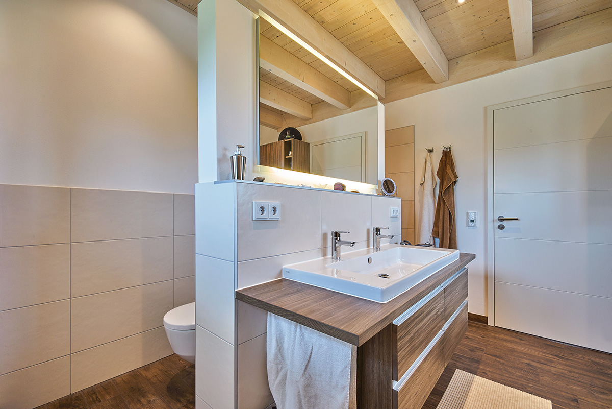 /files/dateien/H%C3%A4user/Kundenh%C3%A4user/Stefani/Galerie/stadtvilla-stadthaus-stefani-holzhaus-badezimmer-doppelwaschtisch-wc.jpg