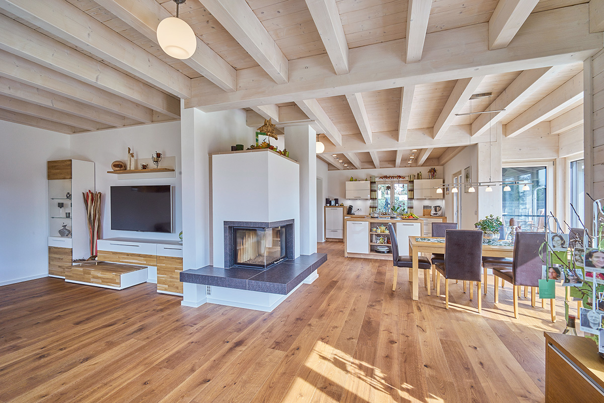 /files/dateien/H%C3%A4user/Kundenh%C3%A4user/Stefani/Galerie/stadtvilla-stadthaus-stefani-holzhaus-offener-wohn-essbereich-kueche-kamin-mit-sitzbank.jpg