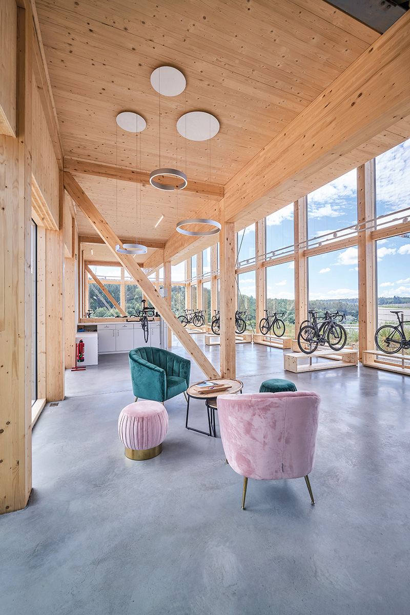 /files/dateien/H%C3%A4user/Kundenh%C3%A4user/Storck/Galerie/gewerbebau-holzbauweise-storck-nachhaltiger-objektbau-showroom-ausstellungsflaeche-sitzbereich-lounge.jpg