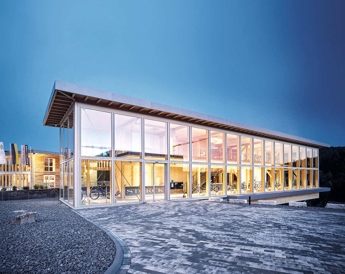 /files/dateien/H%C3%A4user/Kundenh%C3%A4user/Storck/Galerie/gewerbebau-holzbauweise-storck-nachhaltiger-objektbau-showroom-glasfronten.jpg