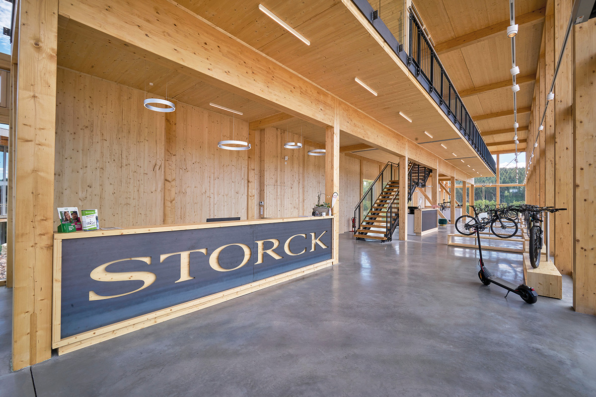/files/dateien/H%C3%A4user/Kundenh%C3%A4user/Storck/gewerbebau-holzbauweise-storck-nachhaltiger-objektbau-showroom-ausstellungsflaeche-eingangsbereich.jpg