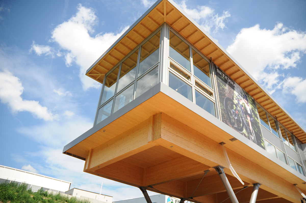 /files/dateien/H%C3%A4user/Kundenh%C3%A4user/Storck/gewerbebau-holzbauweise-storck-nachhaltiger-objektbau-showroom-schwebende-bauweise-am-hang.jpg