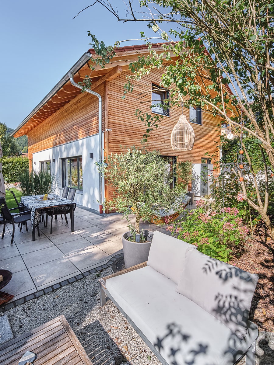 /files/dateien/H%C3%A4user/Kundenh%C3%A4user/Tegernsee/Holzhaus-Tegernsee_modernes-Landhaus-Laerche-Putz-Massivholz_49-min.jpg