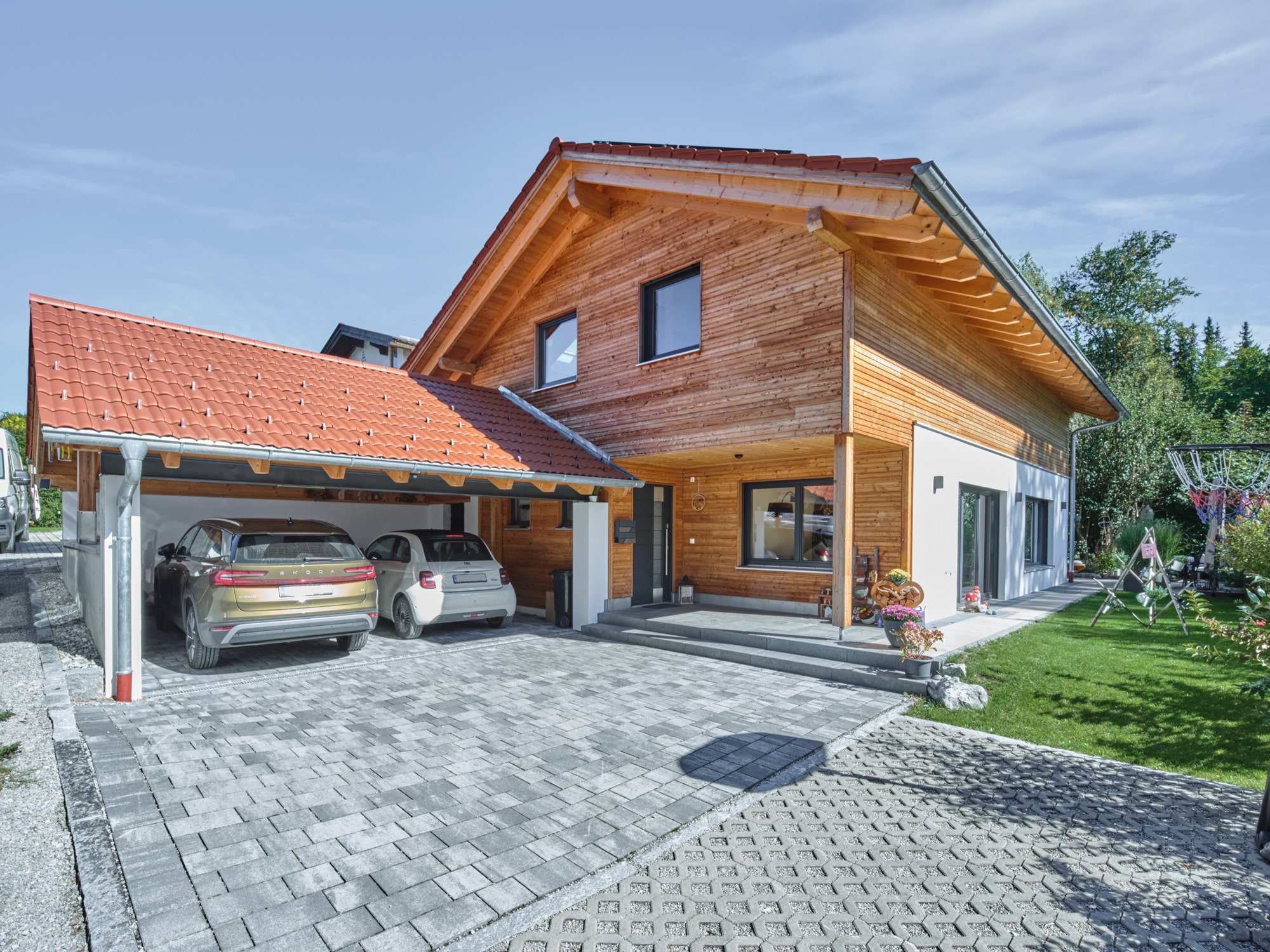 /files/dateien/H%C3%A4user/Kundenh%C3%A4user/Tegernsee/Holzhaus-Tegernsee_modernes_Lanhaus_Massivholzhaus_Laerche_51_2000-min.jpg