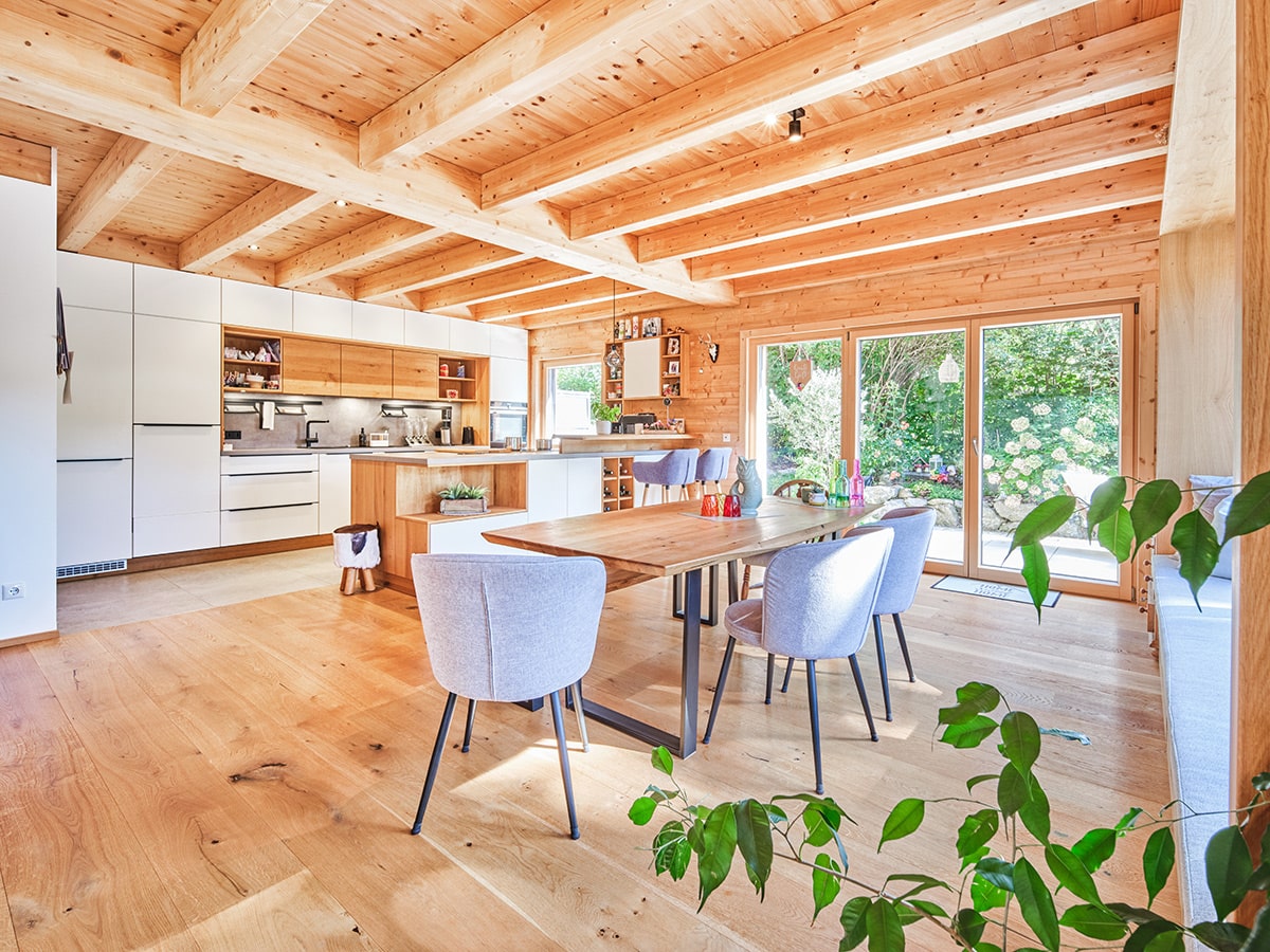 /files/dateien/H%C3%A4user/Kundenh%C3%A4user/Tegernsee/Holzhaus-Tegernsee_offene-kueche-essen-wohnen-wei%C3%9F-holz_42-min.jpg