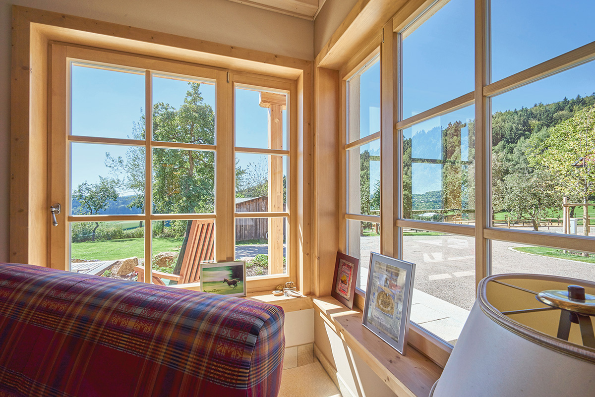/files/dateien/H%C3%A4user/Kundenh%C3%A4user/Tirol/Galerie/holzhaus-im-landhausstil-tirol-eckfenster.jpg