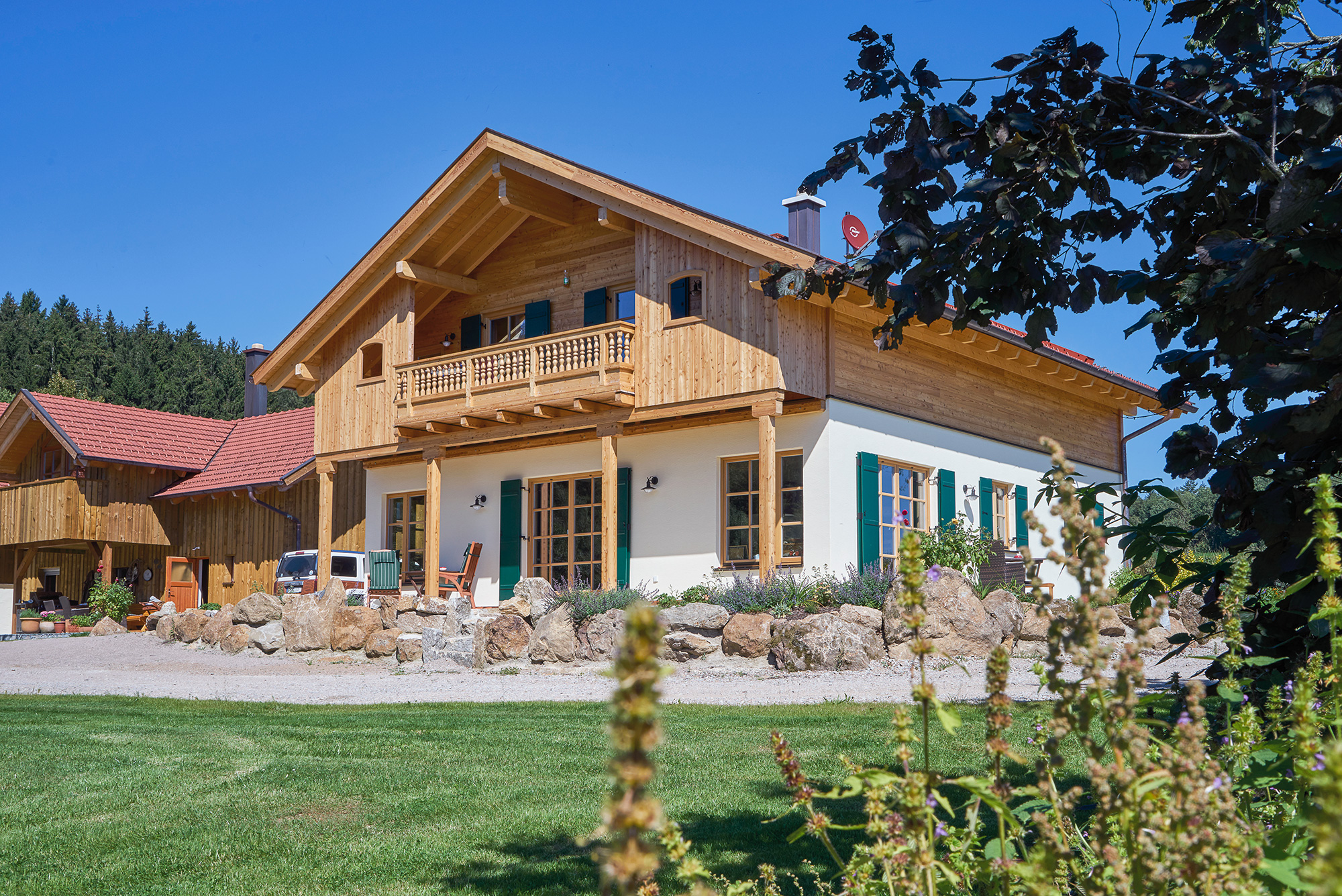 Holzhaus Tirol im schönen Landhausstil auf großem Grundstück