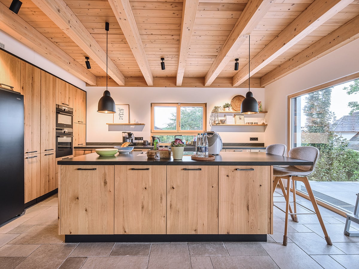 Designküche im Holzhaus Tübingen mit Kombination aus Eiche und schwarz