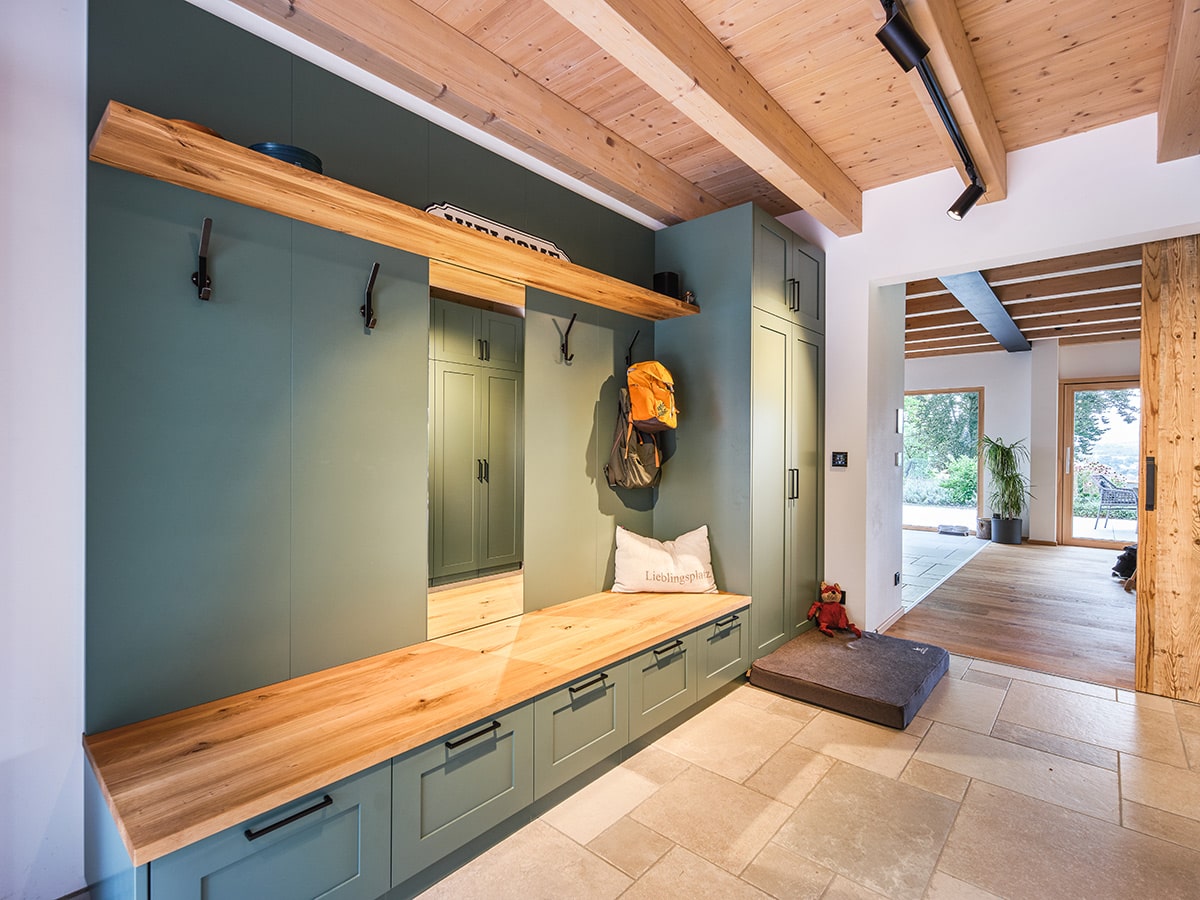 Garderoben Design matt grau grün im Holzhaus Tübingen