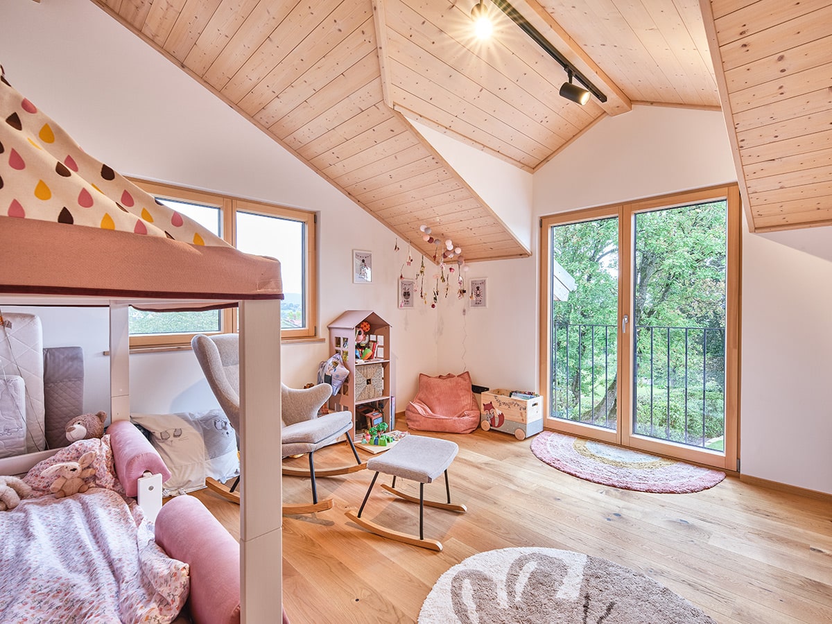 Kinderzimmer mit Dachschräge und Quergiebel im Holzhaus Tübingen