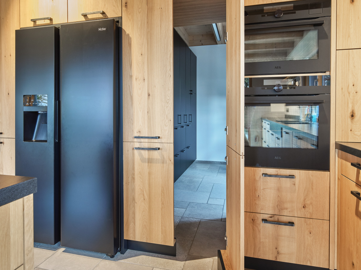 Küche Eiche mit versteckter Speis bzw. Backkitchen hinter Schrankwand
