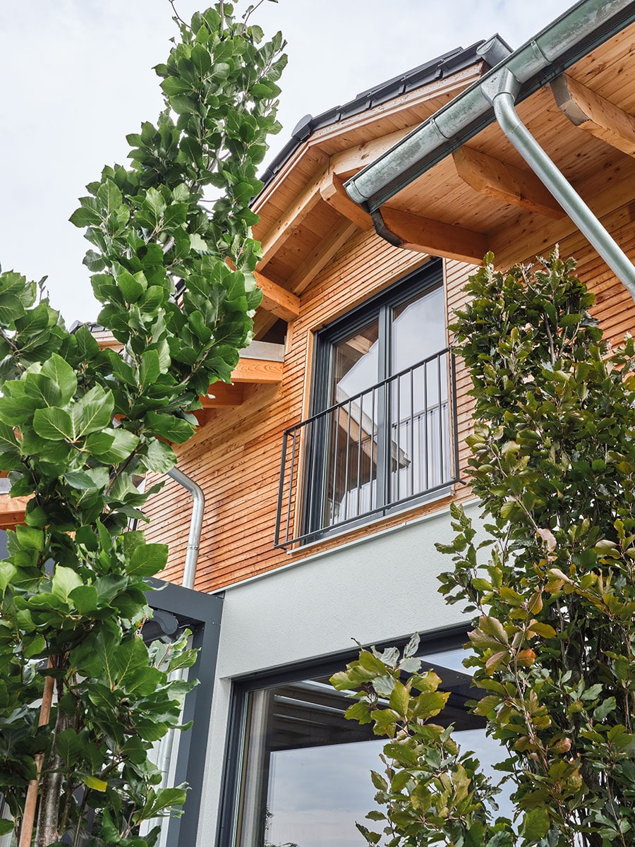 Moderne Holzhausfassade aus Massivholz Lärche mit 3D-Profil