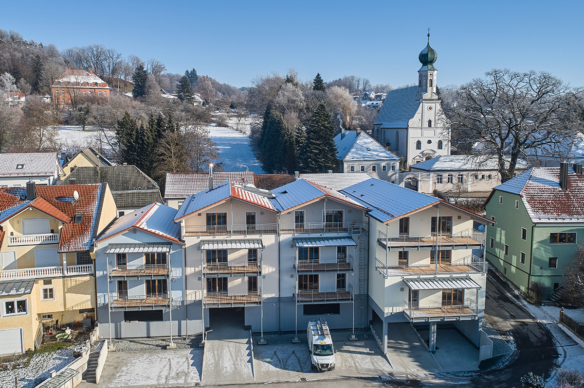 /files/dateien/H%C3%A4user/Kundenh%C3%A4user/Untermarkter/Galerie/mehrgeschossiger-wohnungsbau-bayern-holzbau-untermarkter-mehrfamilienhaus-westseite.jpg