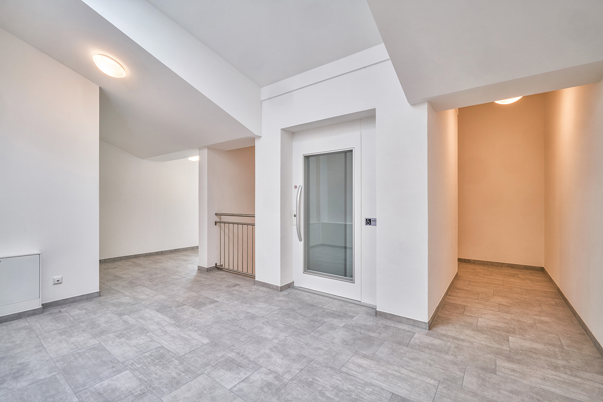 /files/dateien/H%C3%A4user/Kundenh%C3%A4user/Untermarkter/mehrgeschossiger-wohnungsbau-bayern-holzbau-untermarkter-mehrfamilienhaus-aufzug-gang.jpg