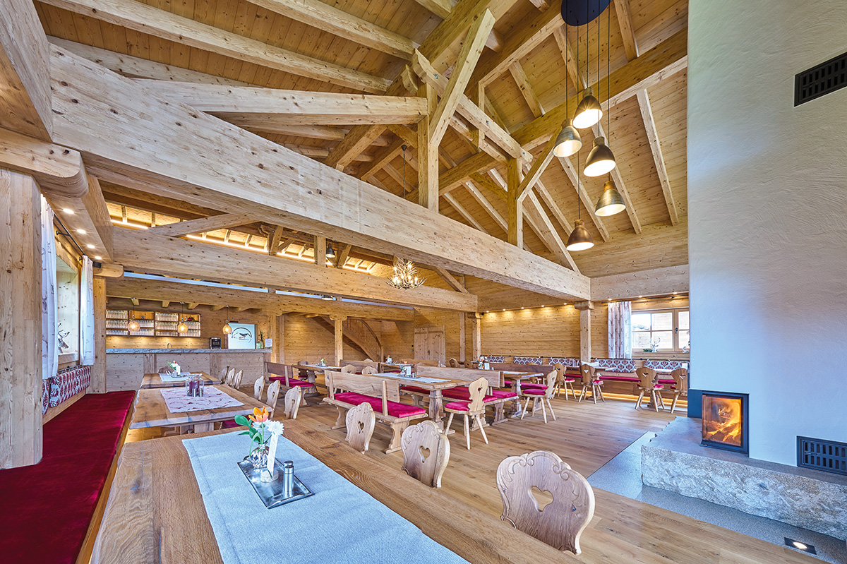 /files/dateien/H%C3%A4user/Kundenh%C3%A4user/Unterreiner/Akademie/seminarzentrum-schulungszentrum-gewerbebau-holz-akademie-unterreiner-bewirtungsraum-landhausstil-kamin.jpg