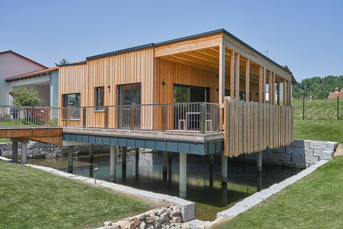 /files/dateien/H%C3%A4user/Kundenh%C3%A4user/Unterreiner/Baumhaus/baumhaus-bungalow--auf-stelzen-gewerbebau-holz-unterreiner-pfahlbau.jpg