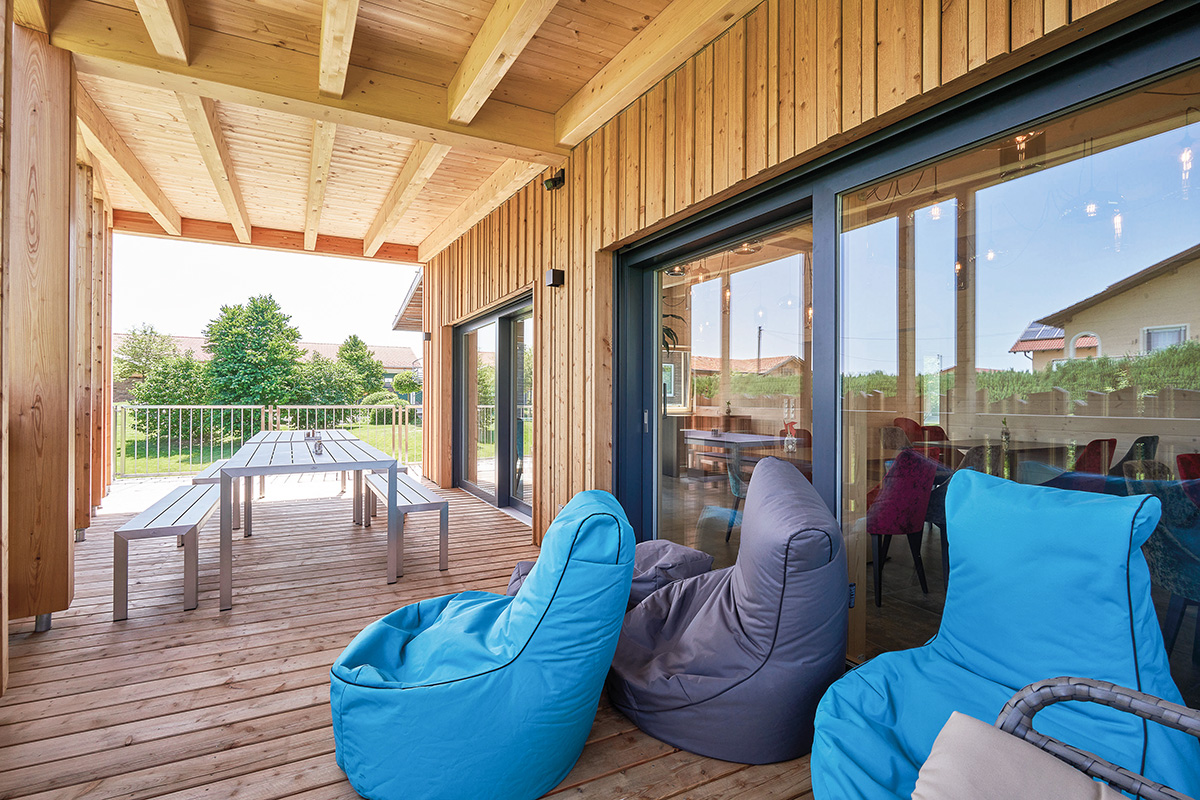 /files/dateien/H%C3%A4user/Kundenh%C3%A4user/Unterreiner/Baumhaus/baumhaus-bungalow-auf-stelzen-gewerbebau-holz-unterreiner-erholungszone-terrasse-ueberdacht-sitzmoeglichkeiten.jpg