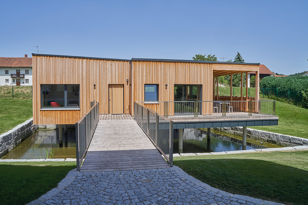 /files/dateien/H%C3%A4user/Kundenh%C3%A4user/Unterreiner/Baumhaus/baumhaus-bungalow-gewerbebau-holz-unterreiner-pfahlbau-barrierefrei.jpg