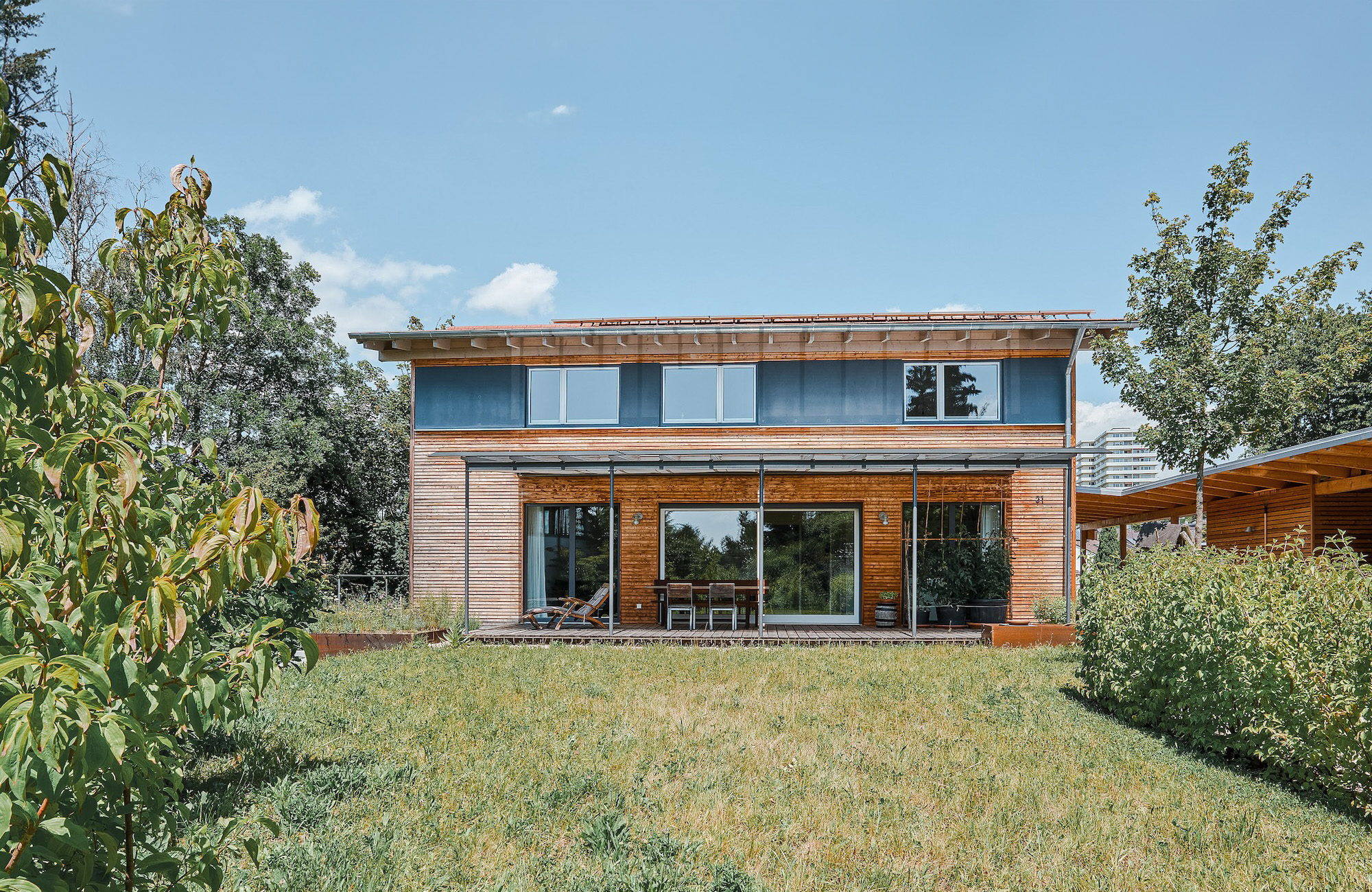 /files/dateien/H%C3%A4user/Kundenh%C3%A4user/Velden/architektenhaus-modernes-oekohaus-velden-laerchenfassade-header.jpg