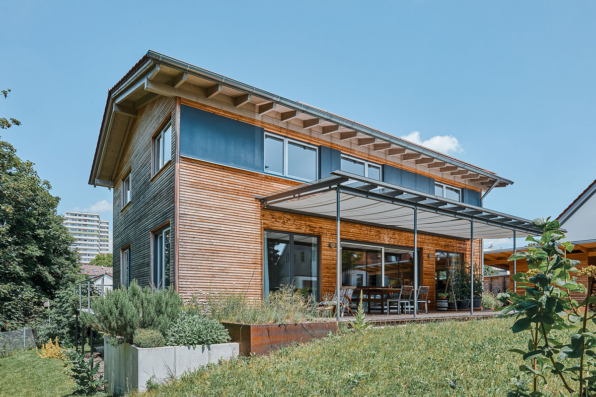 /files/dateien/H%C3%A4user/Kundenh%C3%A4user/Velden/architektenhaus-oekohaus-velden-laerchenfassade-anthrazitfarbene-fassadenplatten-ueberdachte-terrasse.jpg