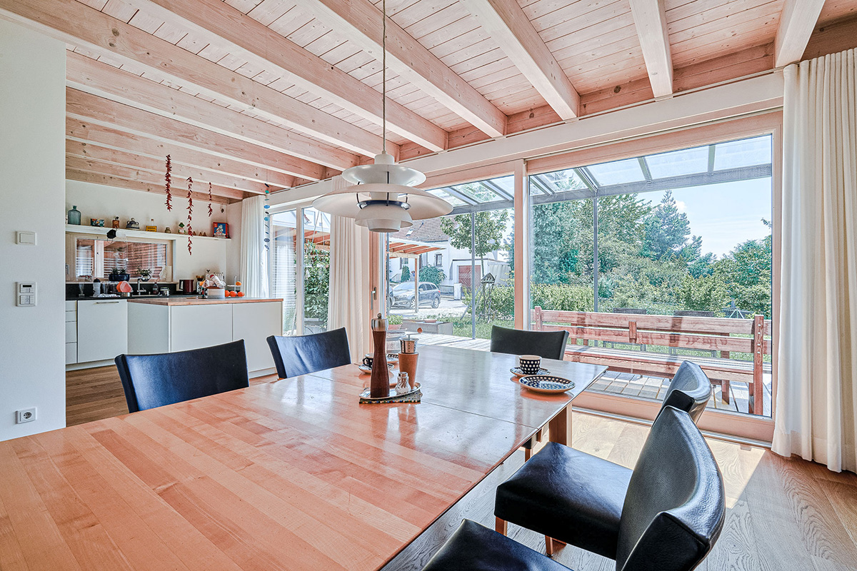/files/dateien/H%C3%A4user/Kundenh%C3%A4user/Velden/architektenhaus-oekohaus-velden-offener-koch-und-essbereich-ausblick-terrasse.jpg