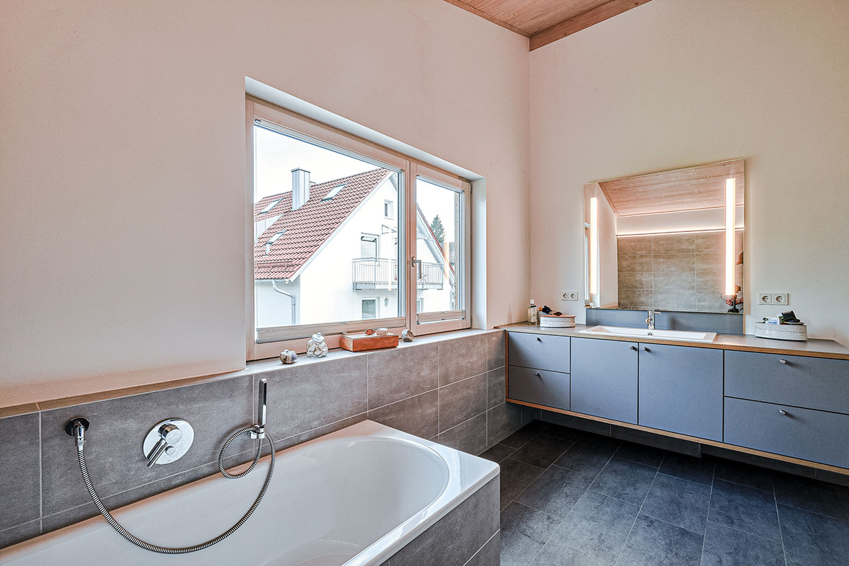 /files/dateien/H%C3%A4user/Kundenh%C3%A4user/Velden/oekohaus-velden-bad-badewanne-doppelwaschtisch.jpg
