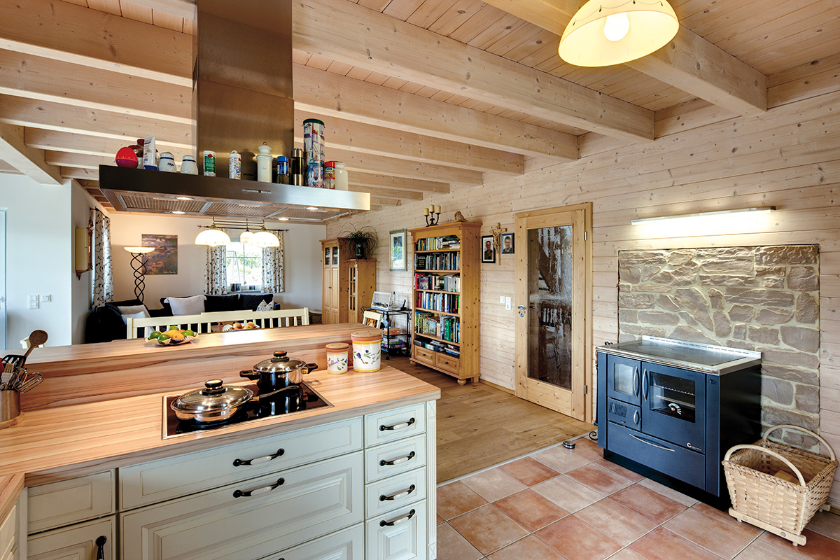 /files/dateien/H%C3%A4user/Kundenh%C3%A4user/Viertelsbacher/holzhaus-viertelsbacher-kueche-landhausstil-essbereich-wohnkueche-wand-naturstein-bruchsteincharakter.jpg