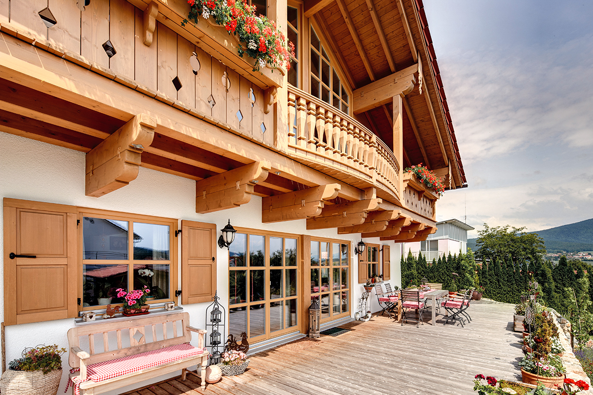 /files/dateien/H%C3%A4user/Kundenh%C3%A4user/W%C3%BChr/modernes-bauernhaus-wuehr-chaletstil-ferienhaus-landhausstil-terrasse.jpg