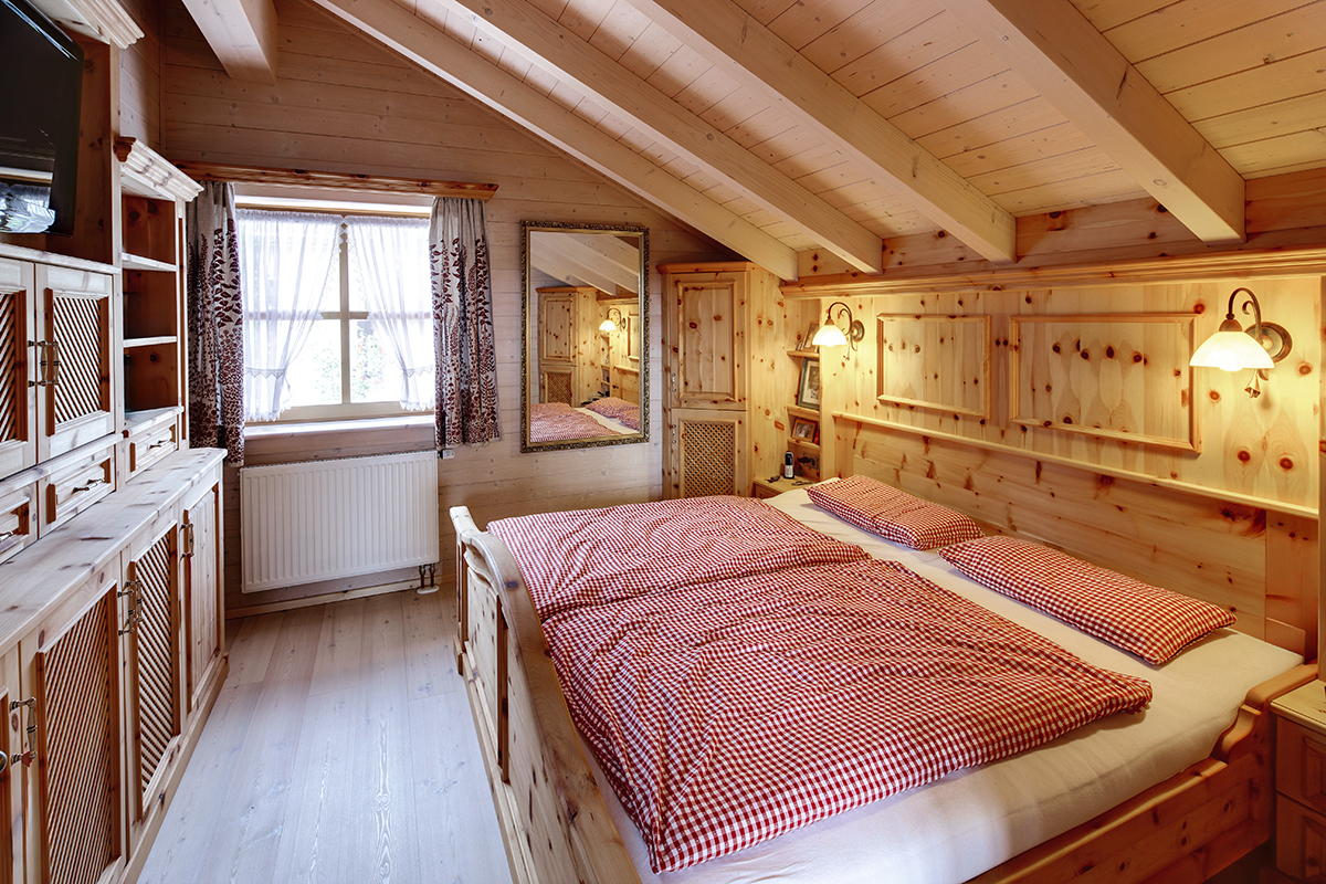/files/dateien/H%C3%A4user/Kundenh%C3%A4user/W%C3%BChr/modernes-bauernhaus-wuehr-uriges-schlafzimmer-bauernmoebel-zirbenholz.jpg