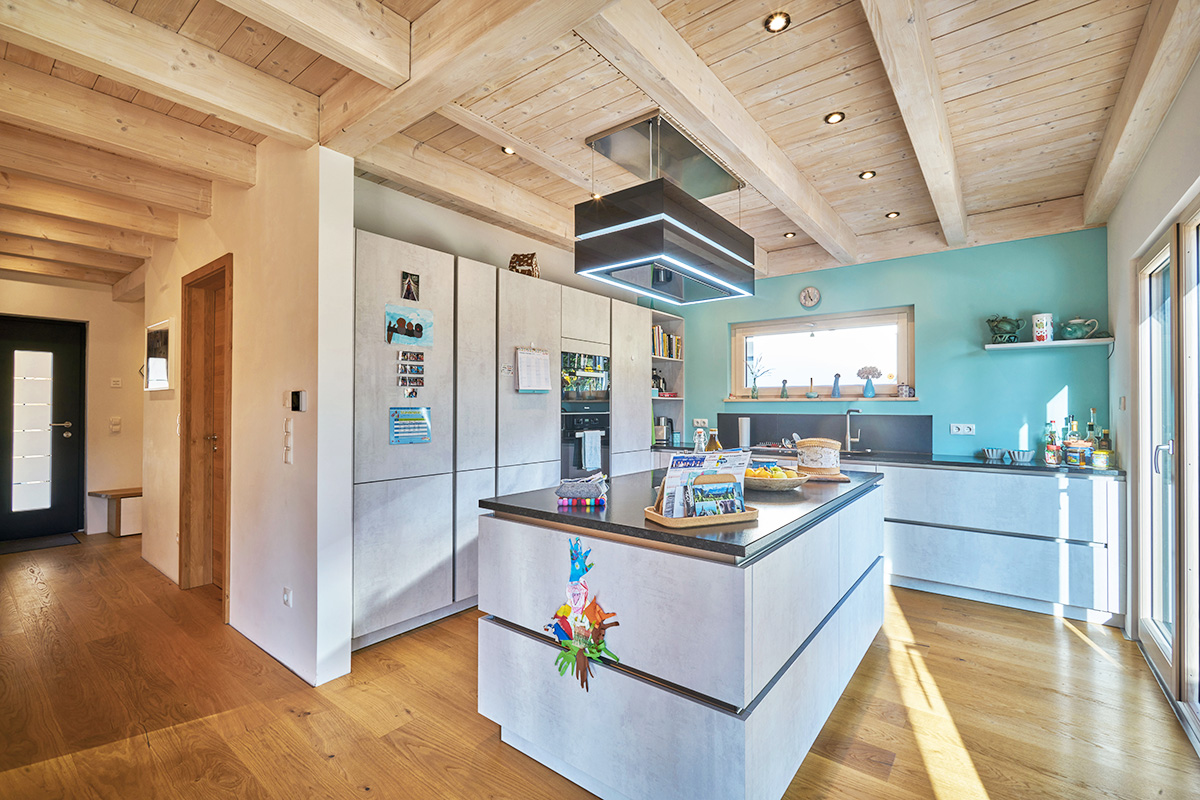 /files/dateien/H%C3%A4user/Kundenh%C3%A4user/Wittelsbach/holzhaus-wittelsbach-moderne-offene-kueche-esszimmer-sichtbalkendecke-holzdecke.jpg